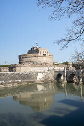 Italien, Rom, Klarer Himmel über Mausoleum von Hadrian und Ponte SantAngelo - HLF01223