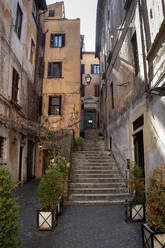 Italien, Rom, Treppe in der Altstadtgasse - HLF01224