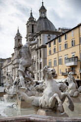 Italien, Rom, Fontana del Moro mit der Kirche SantAgnese in Agone im Hintergrund - HLF01226