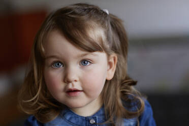 Porträt eines kleinen Mädchens mit blauen Augen - AUF00133