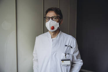 Porträt eines Arztes, der eine Schutzmaske trägt - MFF05071