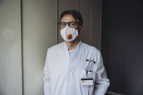 Portrait of doctor, wearing protective mask - MFF05071