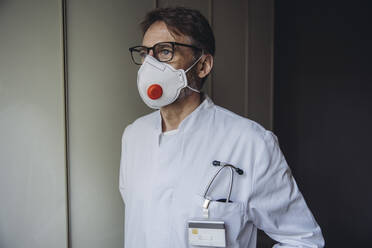 Portrait of doctor, wearing protective mask - MFF05072