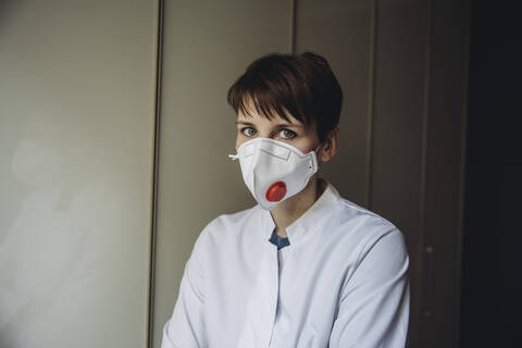 Ärztin mit FFP3-Maske, lizenzfreies Stockfoto