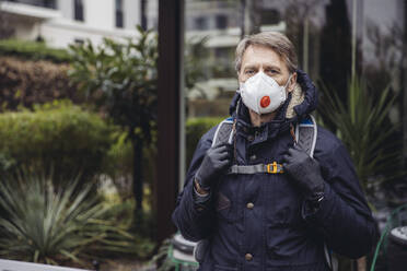 Matuer man commuting in the city, wearing protective mask - MFF05080