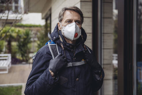 Matuer man commuting in the city, wearing protective mask - MFF05081