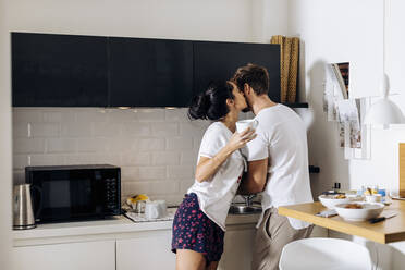 Affectionate young couple in the morning in kitchen - SODF00689