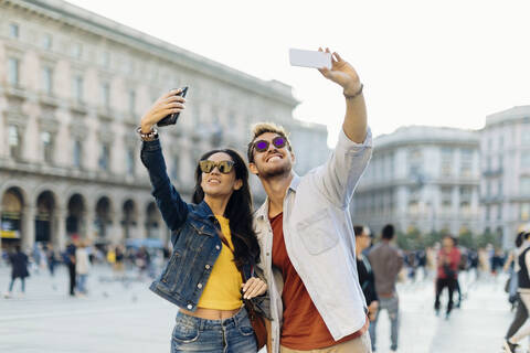 Glückliches junges Paar macht Selfies in der Stadt, Mailand, Italien, lizenzfreies Stockfoto