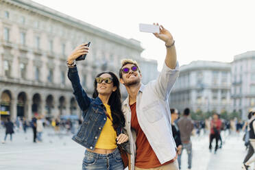 Happy young couple taking selfies in the city, Milan, Italy - SODF00699