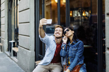 Glückliches junges Paar macht ein Selfie in der Stadt, Mailand, Italien - SODF00738