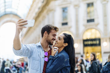 Glückliches junges Paar macht ein Selfie in der Stadt, Mailand, Italien - SODF00740