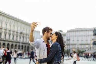 Glückliches junges Paar macht ein Selfie in der Stadt, Mailand, Italien - SODF00742