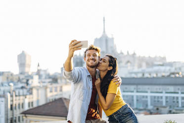 Glückliches junges Paar macht ein Selfie über der Stadt, Mailand, Italien - SODF00745