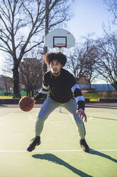 Porträt eines Basketballspielers in Aktion auf dem Spielfeld - MEUF00066