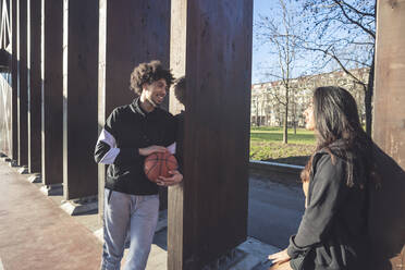 Junger Mann und Frau treffen sich auf dem Basketballplatz - MEUF00078