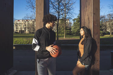 Junger Mann und Frau treffen sich auf dem Basketballplatz - MEUF00079