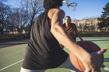 Basketballspieler in Aktion auf dem Spielfeld - MEUF00087