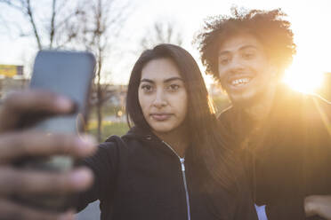 Young couple taking a selfie at sunset - MEUF00096