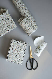 DIY-Geschenkboxen mit Terrazzo-Klebeband verziert - GISF00554