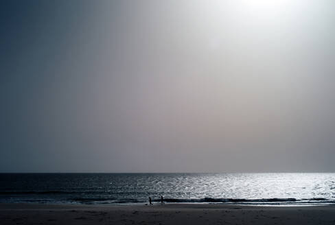 Blick auf das Meer bei klarem Himmel in Tarifa, Spanien - OCMF01062