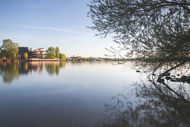 Deutschland, Brandenburg, Potsdam, Havelufer mit Hans Otto Theater im Hintergrund - ASCF01120