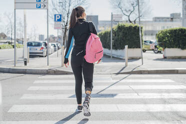 Sportliche junge Frau mit Beinprothese beim Spaziergang in der Stadt - MEUF00102