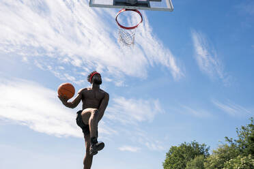 Man playing basketball, dunking - JPIF00498