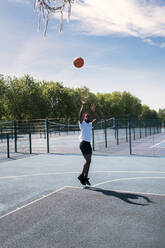 Man playing basketball, dunking - JPIF00501