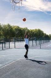 Mann, der Basketball spielt und eintaucht - JPIF00501