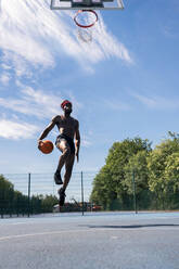 Mann, der Basketball spielt und eintaucht - JPIF00504