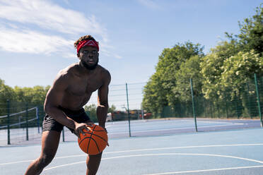 Mann spielt Basketball und schaut nach oben - JPIF00505