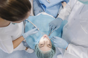 Junge Frau wird in der Klinik zahnärztlich behandelt - AHSF02043
