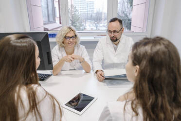 Zahnärzte sprechen mit dem Patienten über Röntgenergebnisse - AHSF02059