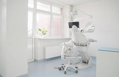 Interieur einer modernen Zahnklinik - AHSF02065