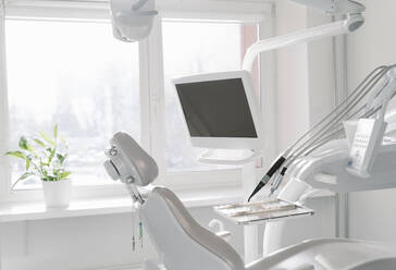 Interieur einer modernen Zahnklinik - AHSF02068