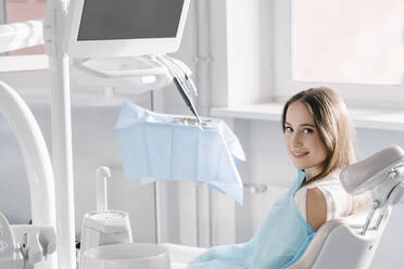 Selbstbewusste junge Frau, die in der Zahnklinik auf eine Behandlung wartet - AHSF02070