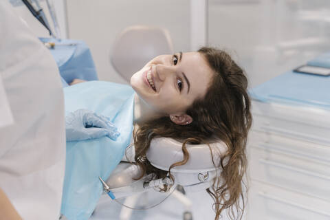 Junge Frau wird in der Klinik zahnärztlich behandelt, lizenzfreies Stockfoto