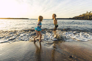 Spielende Kinder an der Strandpromenade, Adeje, Teneriffa, Kanarische Inseln, Spanien - IHF00273