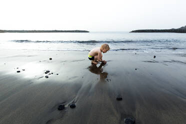 Junge spielt am Meer, Adeje, Teneriffa, Kanarische Inseln, Spanien - IHF00276