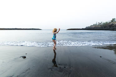 Spielendes Mädchen an der Strandpromenade, Adeje, Teneriffa, Kanarische Inseln, Spanien - IHF00277