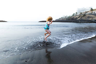 Junge spielt am Meer, Adeje, Teneriffa, Kanarische Inseln, Spanien - IHF00278