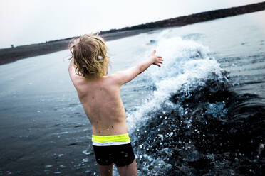 Junge spielt am Meer, Adeje, Teneriffa, Kanarische Inseln, Spanien - IHF00279