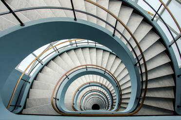 High Angle View of Spirale Treppe in Gebäude - EYF01078