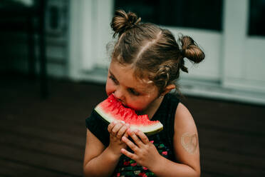 Nahaufnahme eines Mädchens, das Wassermelone isst - EYF01093