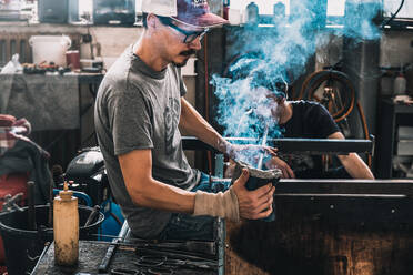 Männer arbeiten in der Fabrik - EYF01126