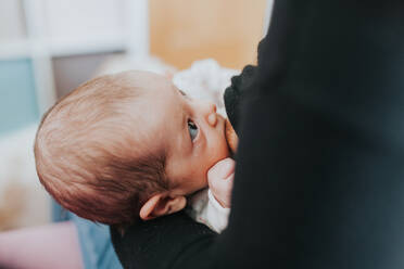 Mittelteil einer Frau, die ihr Baby stillt - EYF01128