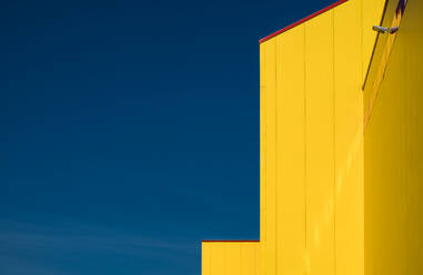 Low Angle View of Yellow House gegen klaren blauen Himmel - EYF01143