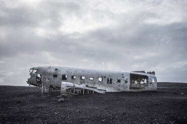 Verlassene Flugzeugwrackteile gegen den Himmel - EYF01152