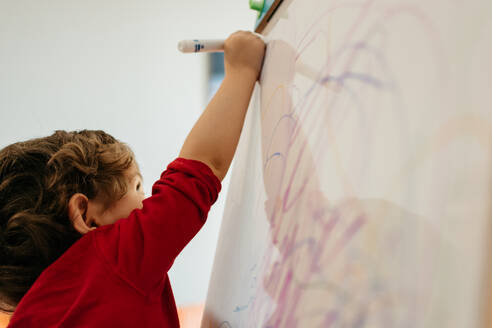 Junge Zeichnung auf Whiteboard - EYF01219