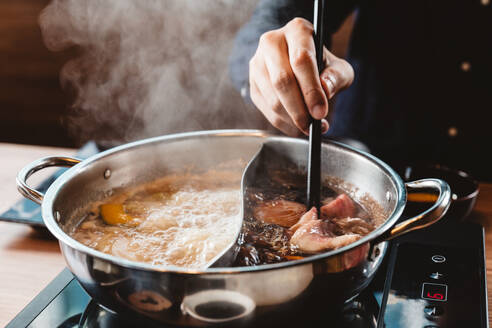 Mittelteil einer Person, die Essen in der Küche zubereitet - EYF01233